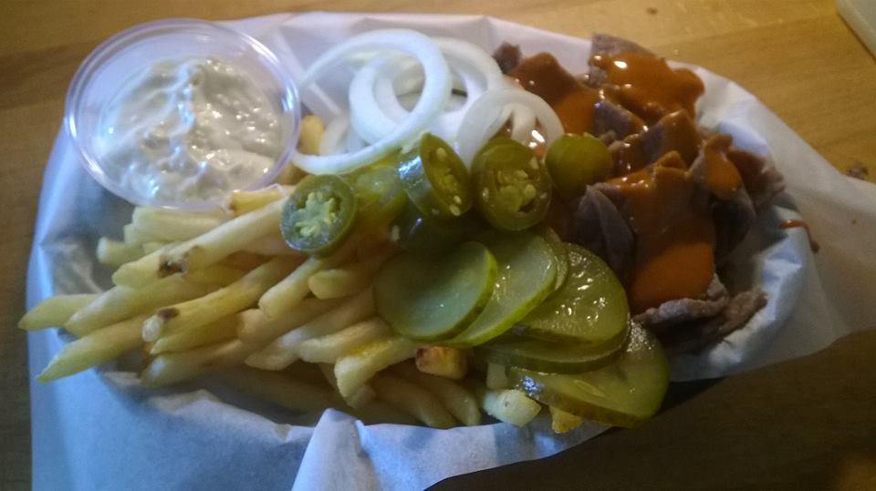 Kebab ranskalaisilla, sipulilla, jalapenolla ja dipillä